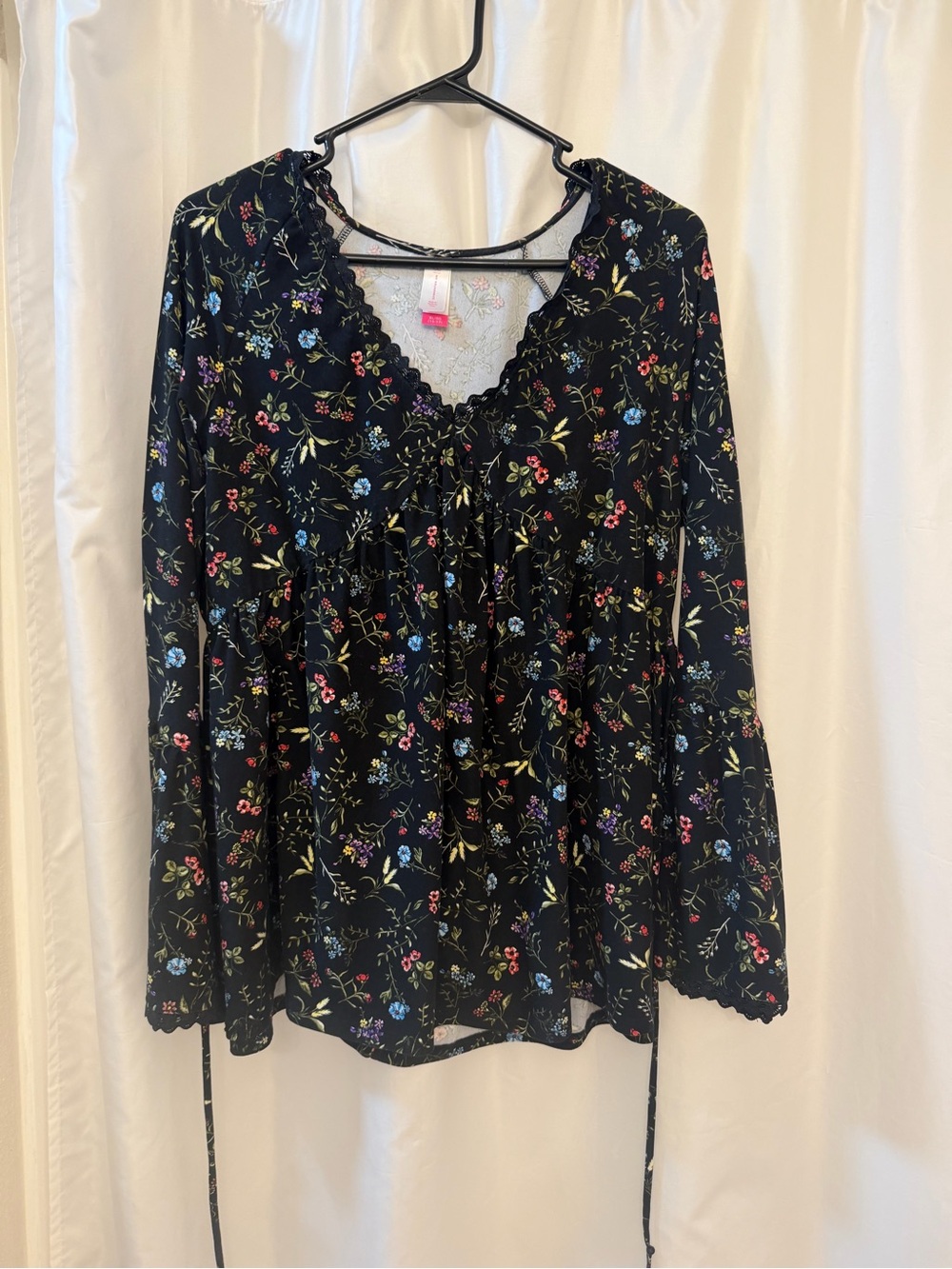 Junior SZ XL 15/17 No Boundaries Black Floral Lace-Trim V-Neck Long Sleeve Top